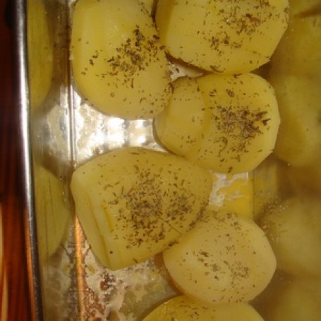 Krok 2 - pieczone ziemniaczki na sosie czosnkowym foto