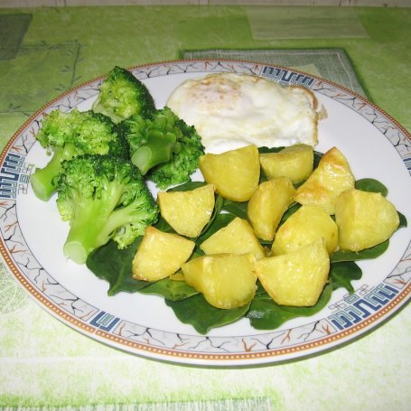 Krok 3 - Pieczone ziemniaczki z brokułami i jajkiem foto