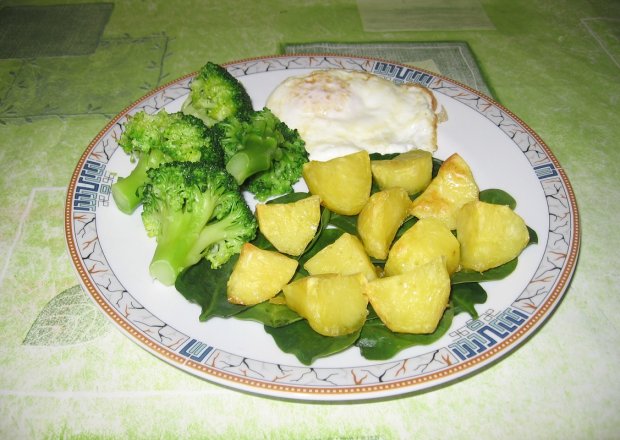 Fotografia przedstawiająca Pieczone ziemniaczki z brokułami i jajkiem
