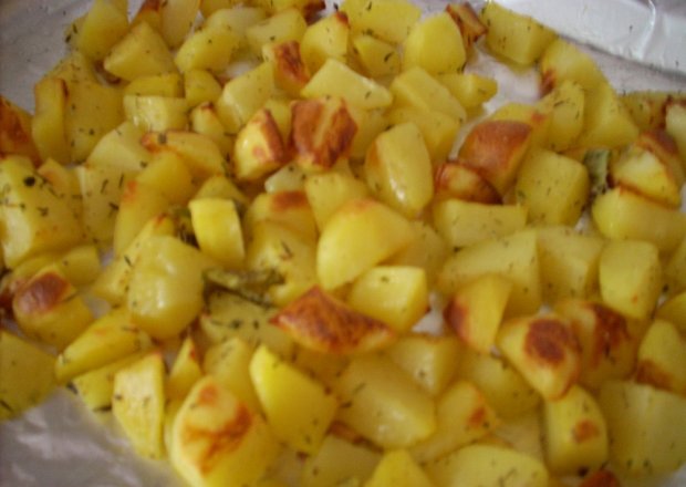 Fotografia przedstawiająca Pieczone ziemniaczki z ziołami