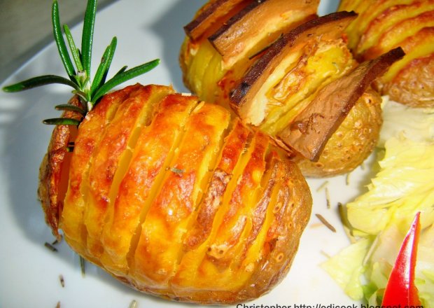 Fotografia przedstawiająca Pieczone ziemniaki Hasselback