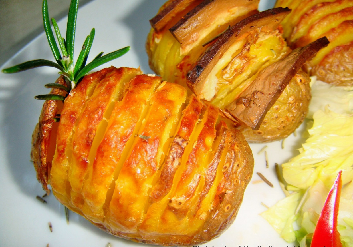Pieczone ziemniaki Hasselback foto