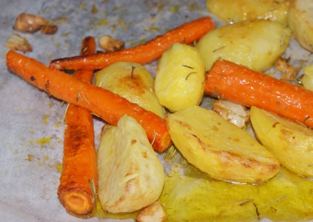 Fotografia przedstawiająca Pieczone ziemniaki i marchewki