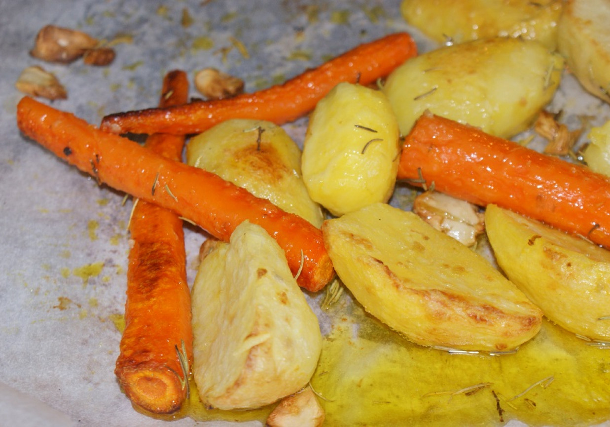 Pieczone ziemniaki i marchewki foto