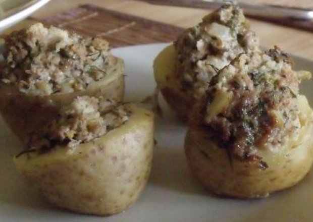 Fotografia przedstawiająca Pieczone ziemniaki nadziewane mięsem