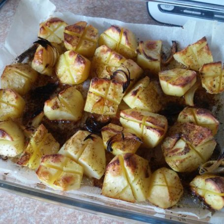 Krok 2 - Pieczone ziemniaki podane z parówkami w pomidorowym sosie z natką pietruszki  foto