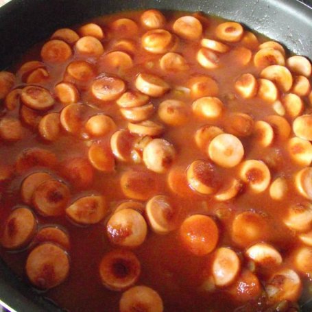 Krok 4 - Pieczone ziemniaki podane z parówkami w pomidorowym sosie z natką pietruszki  foto