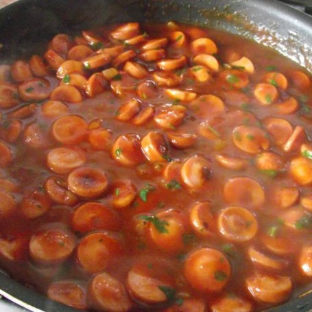 Krok 6 - Pieczone ziemniaki podane z parówkami w pomidorowym sosie z natką pietruszki  foto