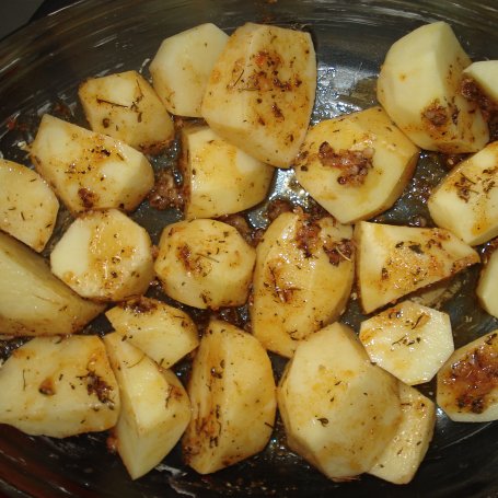 Krok 3 - Pieczone ziemniaki w marynacie z czubrycy czerwonej , słonecznikiem wzbogacone foto