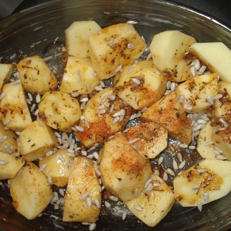 Krok 4 - Pieczone ziemniaki w marynacie z czubrycy czerwonej , słonecznikiem wzbogacone foto