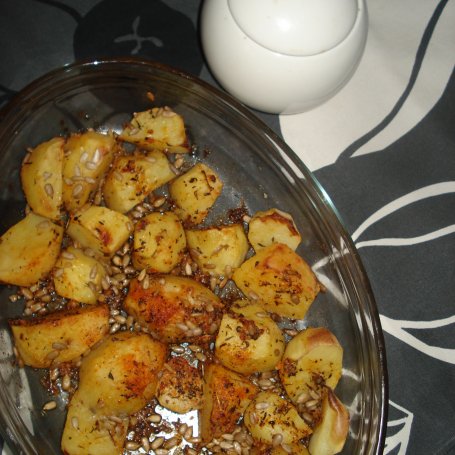Krok 5 - Pieczone ziemniaki w marynacie z czubrycy czerwonej , słonecznikiem wzbogacone foto