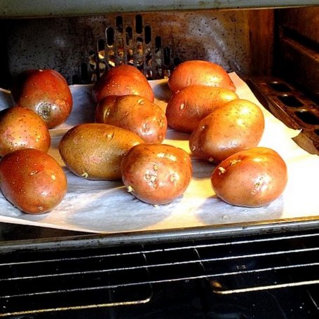 Krok 1 - Pieczone ziemniaki w mundurkach z cząbrem i koperkiem foto