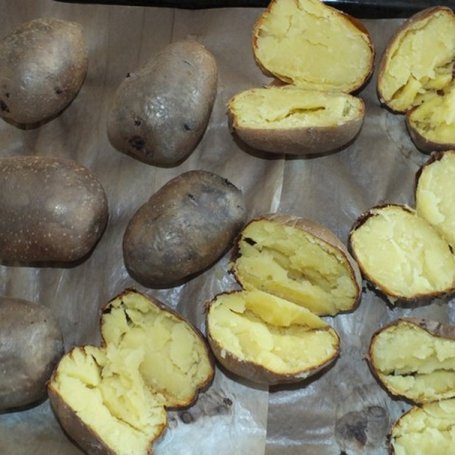 Krok 2 - Pieczone ziemniaki w mundurkach z cząbrem i koperkiem foto
