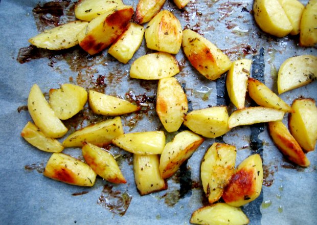 Fotografia przedstawiająca pieczone ziemniaki w ziołach i oliwie z oliwek