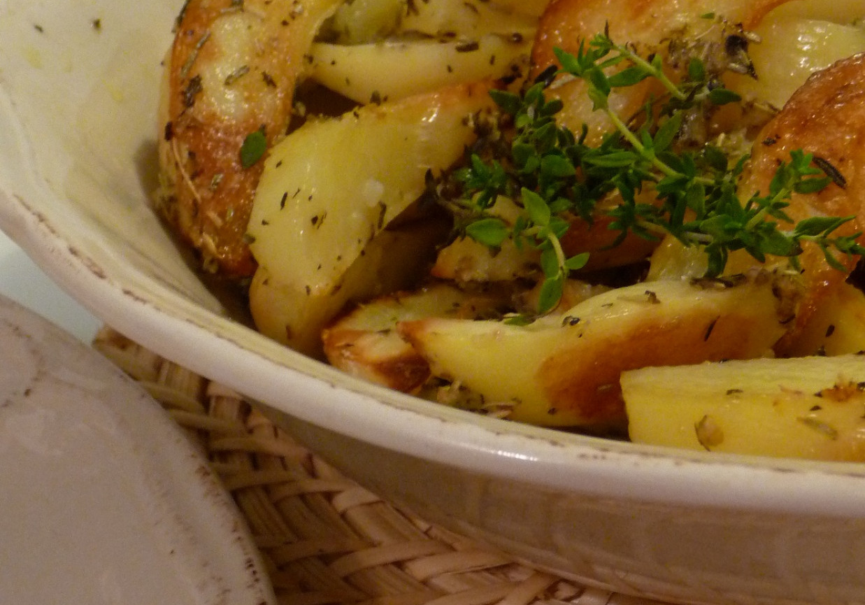 Pieczone ziemniaki w ziołach foto