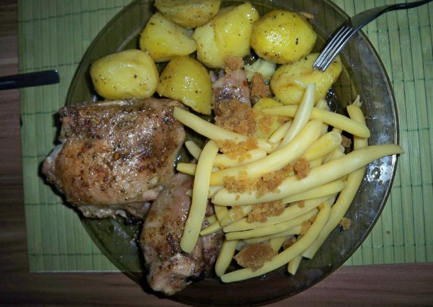 Fotografia przedstawiająca Pieczone ziemniaki wraz  z mięsem kurczaka