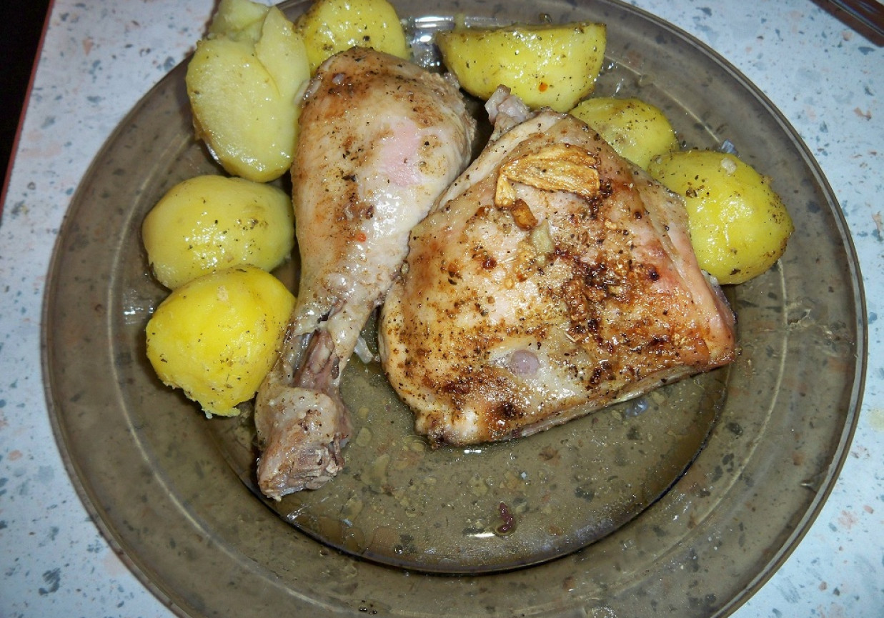 Pieczone ziemniaki wraz  z mięsem kurczaka foto