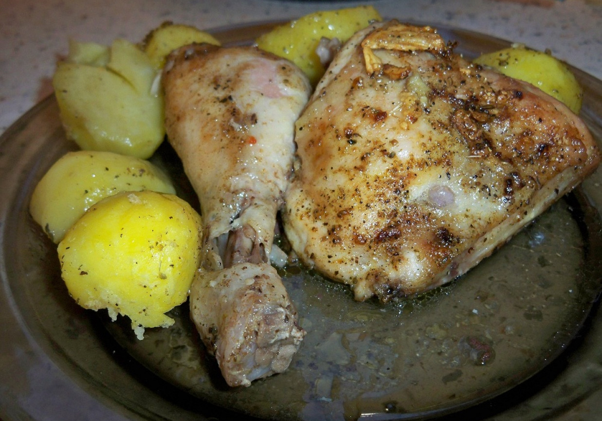 Pieczone ziemniaki wraz  z mięsem kurczaka foto