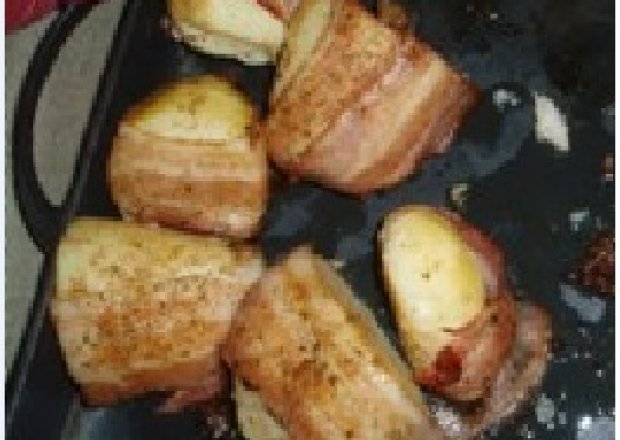 Fotografia przedstawiająca Pieczone ziemniaki z boczkiem i szynką