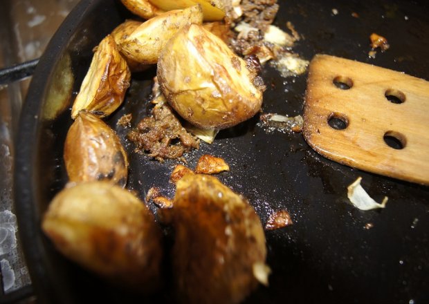 Fotografia przedstawiająca Pieczone ziemniaki z cebulą i mięsem mielonym