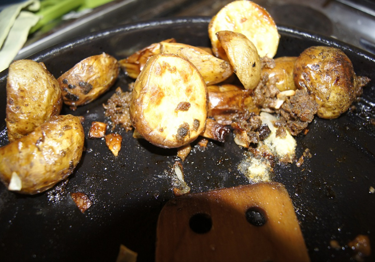 Pieczone ziemniaki z cebulą i mięsem mielonym foto
