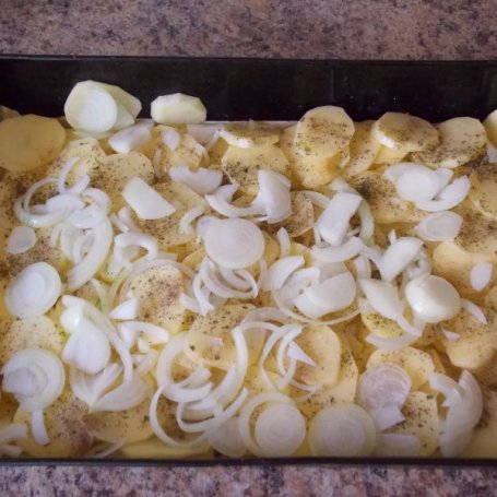 Krok 3 - Pieczone ziemniaki z cebulą i pieczarkami foto