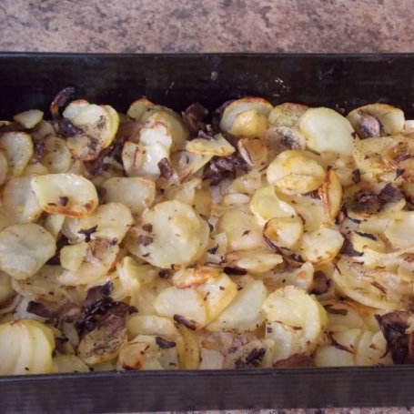 Krok 5 - Pieczone ziemniaki z cebulą i pieczarkami foto