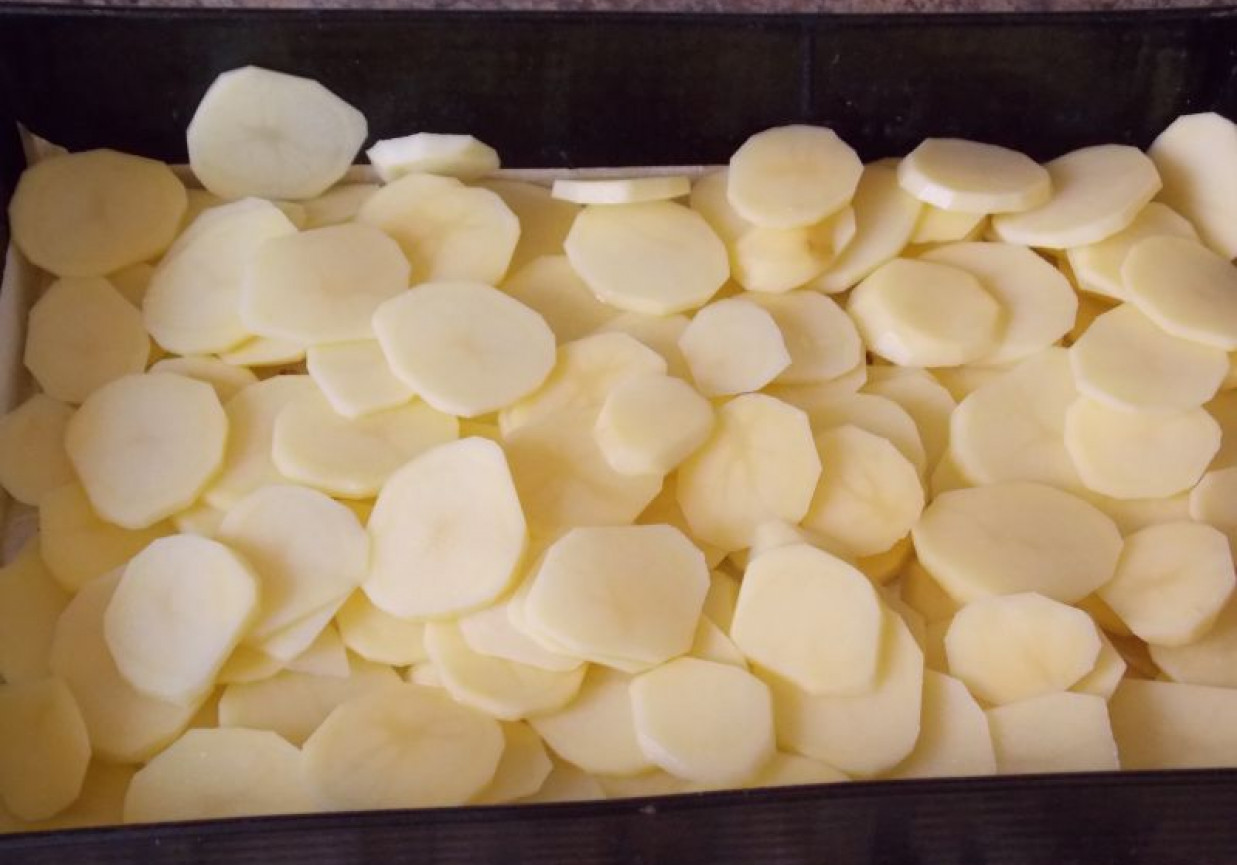 Pieczone ziemniaki z cebulą i pieczarkami foto