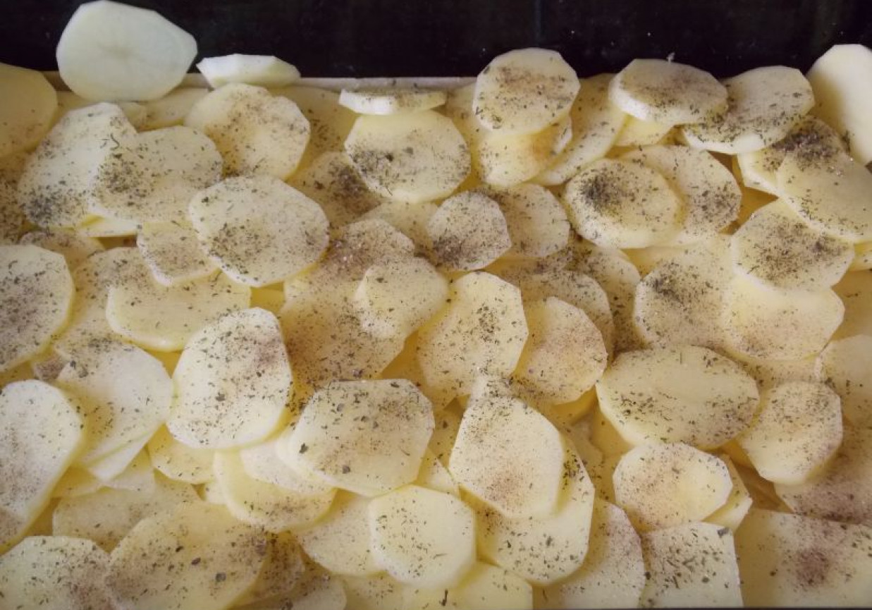 Pieczone ziemniaki z cebulą i pieczarkami foto