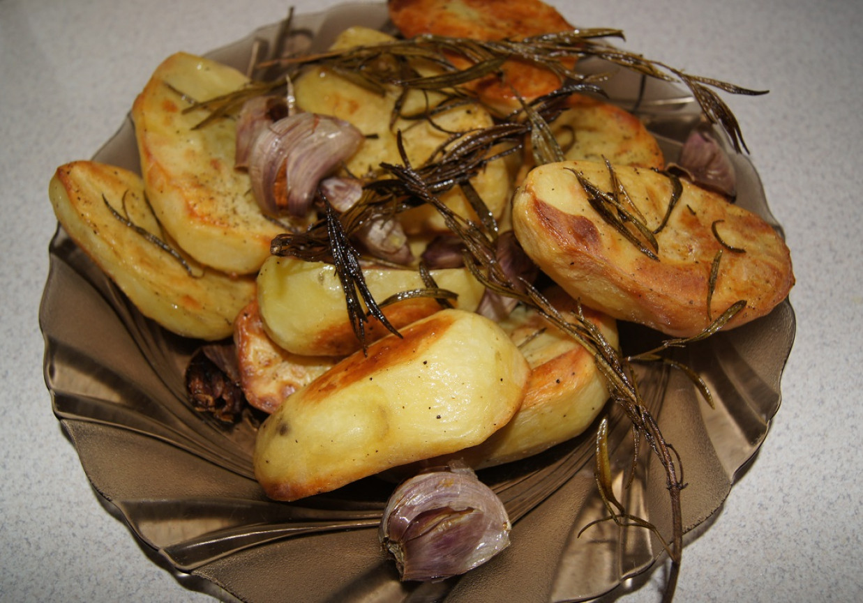 Pieczone ziemniaki z czosnkiem i świeżym rozmarynem foto