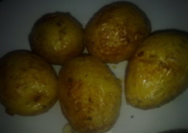 Fotografia przedstawiająca pieczone ziemniaki z czosnkiem