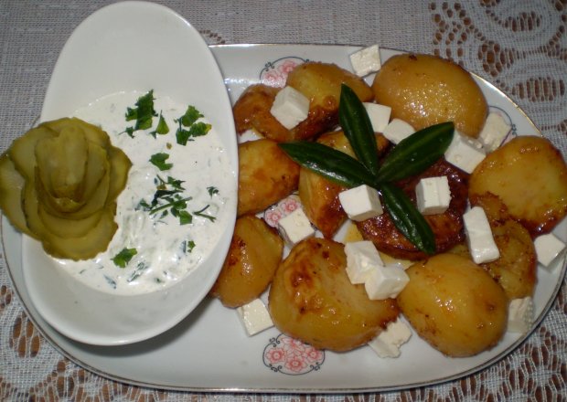Fotografia przedstawiająca Pieczone ziemniaki z Fetą i sosem prawie tzatziki :