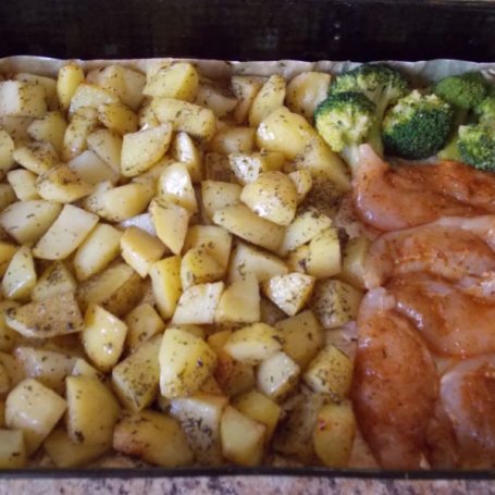 Krok 3 - Pieczone ziemniaki z filetem i brokułem foto