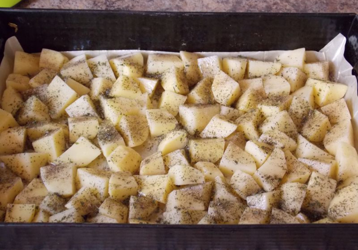 Pieczone ziemniaki z filetem i brokułem foto