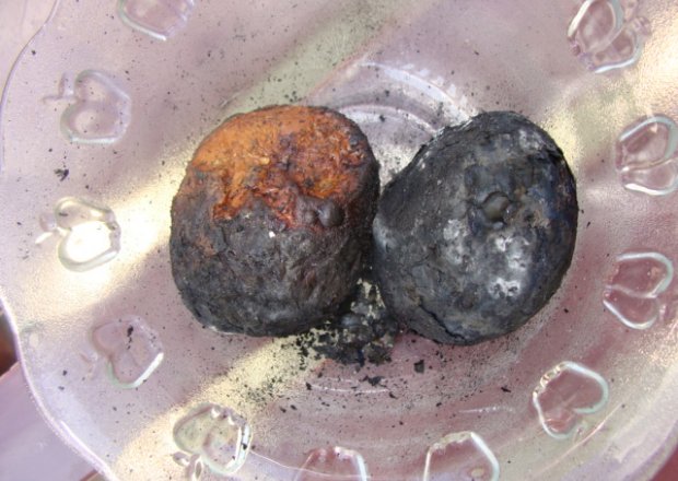 Fotografia przedstawiająca pieczone ziemniaki z grilla