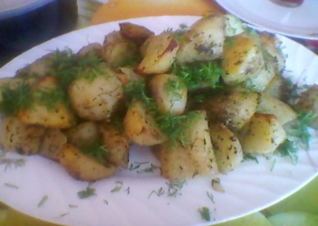 Fotografia przedstawiająca Pieczone ziemniaki z koprem