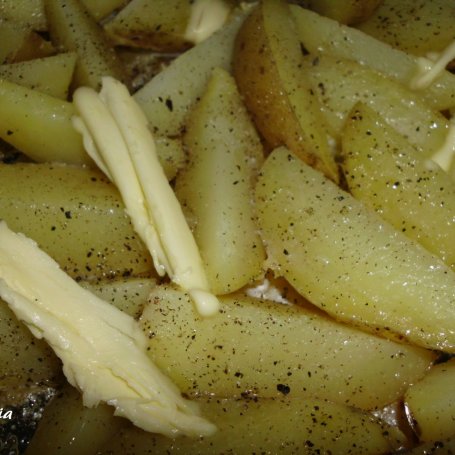 Krok 5 - Pieczone ziemniaki z krewetkami w panierce foto