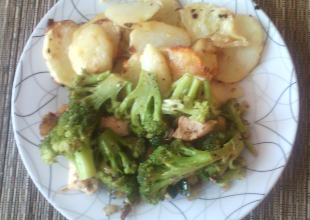 Fotografia przedstawiająca Pieczone ziemniaki z kurczakiem i brokułami