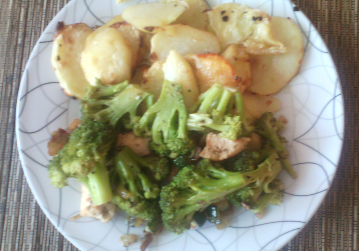 Pieczone ziemniaki z kurczakiem i brokułami foto