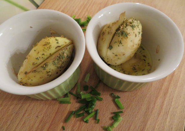 Fotografia przedstawiająca Pieczone ziemniaki z liściem laurowym