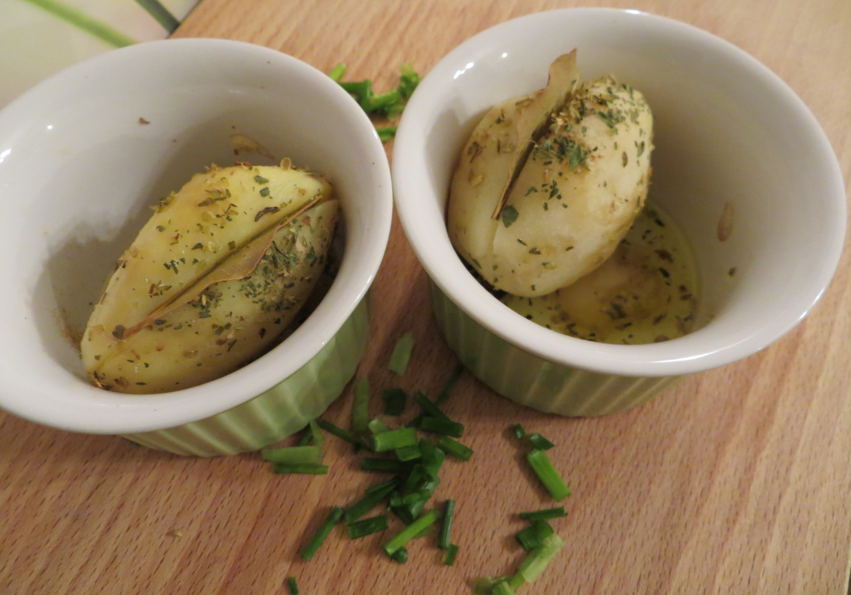 Pieczone ziemniaki z liściem laurowym foto