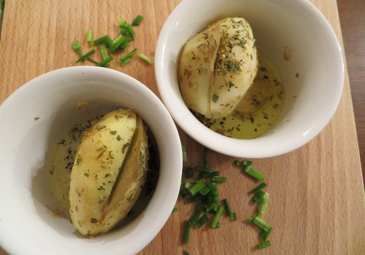 Pieczone ziemniaki z liściem laurowym foto
