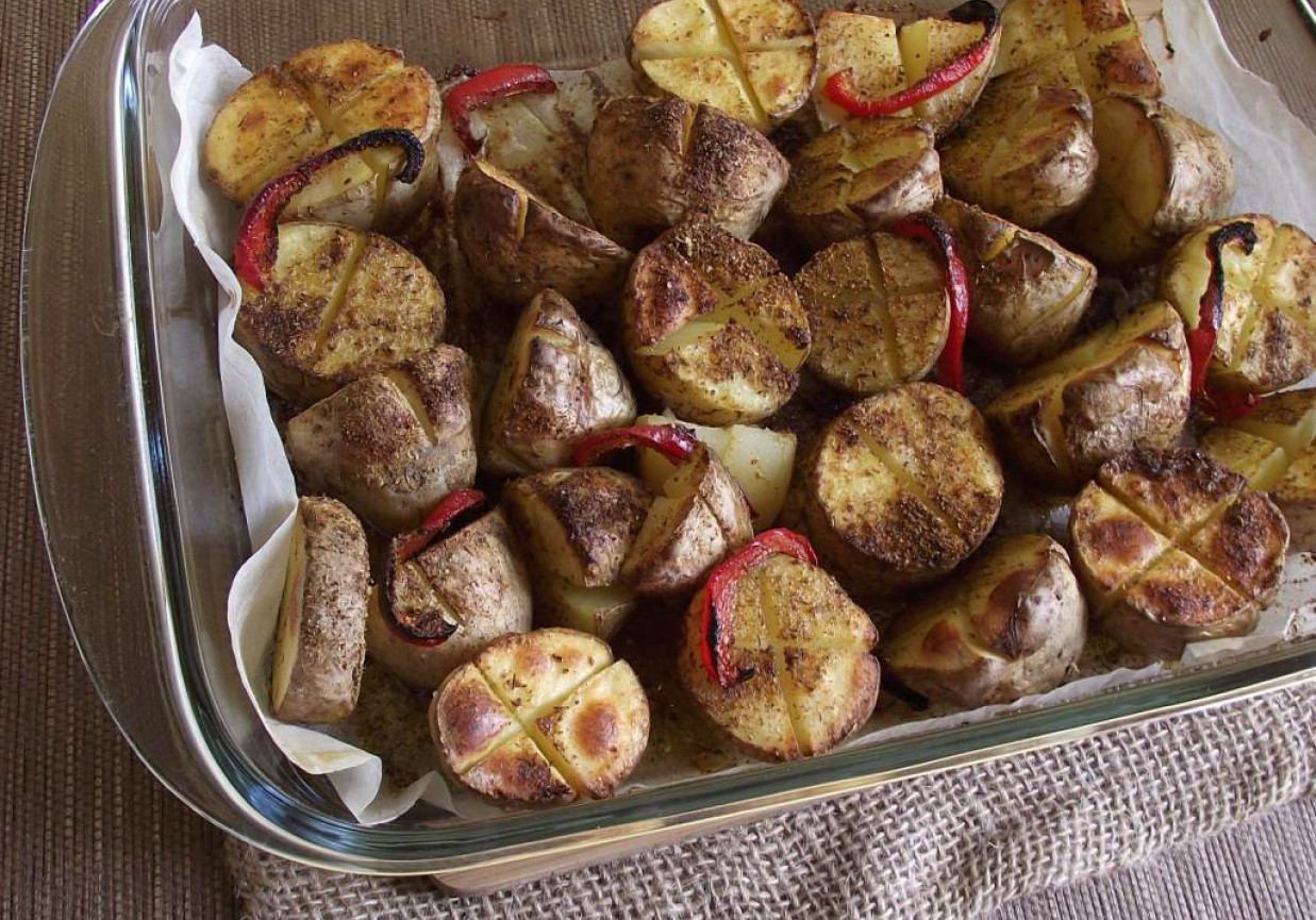 Pieczone ziemniaki z masłem i papryką foto
