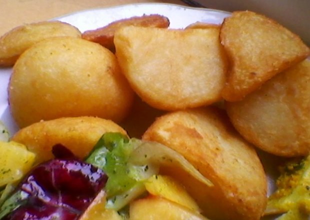 Fotografia przedstawiająca Pieczone ziemniaki z masłem