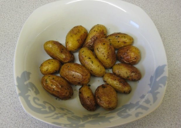 Fotografia przedstawiająca Pieczone ziemniaki z pietruszką
