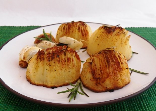 Fotografia przedstawiająca Pieczone ziemniaki z rozmarynem i czosnkiem