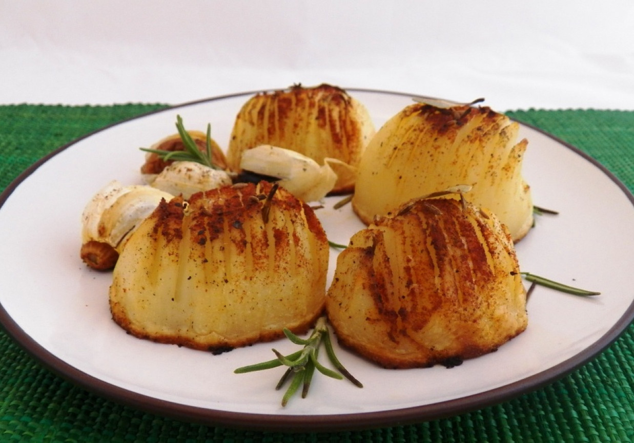 Pieczone ziemniaki z rozmarynem i czosnkiem foto