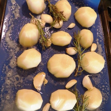Krok 2 - Pieczone ziemniaki z rozmarynem i czosnkiem foto