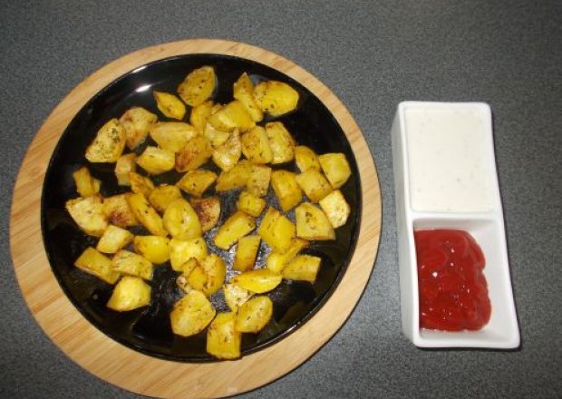 Fotografia przedstawiająca pieczone ziemniaki z sosem czosnkowym