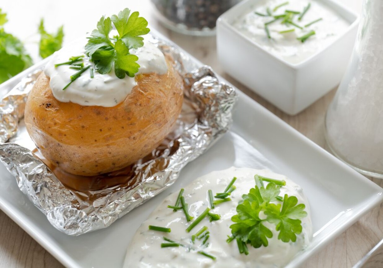 Pieczone ziemniaki z sosem z czosnkiem i serem pleśniowym foto